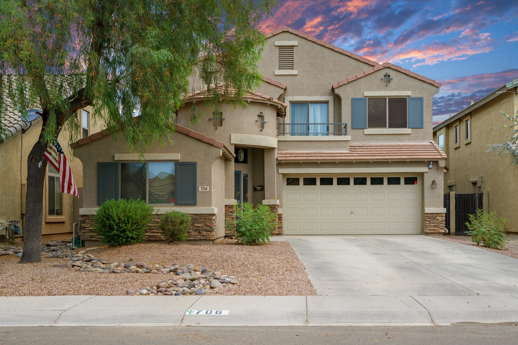 706 E Daniella Dr interior living — ground-level listing photo